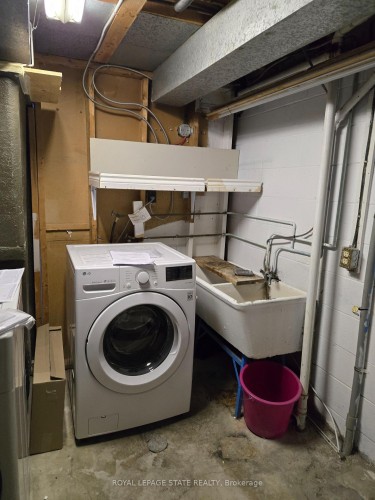 4-153 Limeridge Road W, Hamilton, ON - Indoor Photo Showing Laundry Room