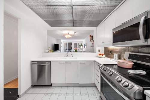 206-18 Hollywood Avenue, Toronto, ON - Indoor Photo Showing Kitchen