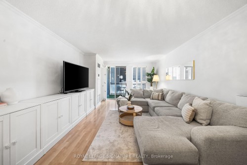 206-18 Hollywood Avenue, Toronto, ON - Indoor Photo Showing Living Room