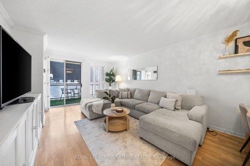 206-18 Hollywood Avenue, Toronto, ON - Indoor Photo Showing Living Room