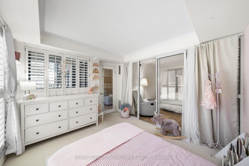 206-18 Hollywood Avenue, Toronto, ON - Indoor Photo Showing Bedroom