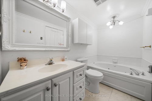 206-18 Hollywood Avenue, Toronto, ON - Indoor Photo Showing Bathroom