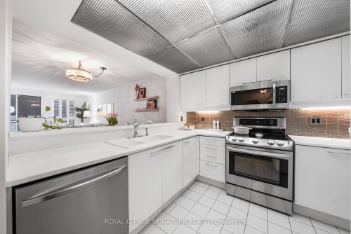 206-18 Hollywood Avenue, Toronto, ON - Indoor Photo Showing Kitchen