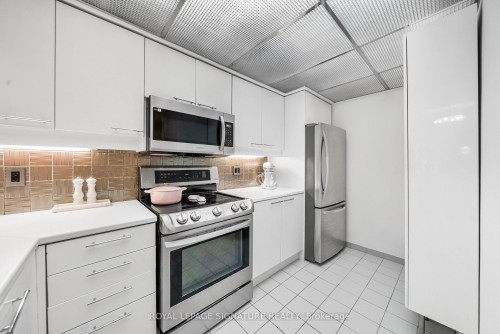 206-18 Hollywood Avenue, Toronto, ON - Indoor Photo Showing Kitchen