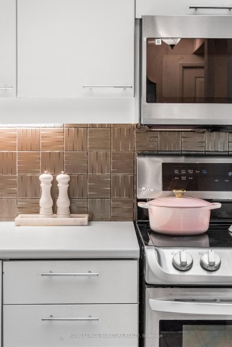 206-18 Hollywood Avenue, Toronto, ON - Indoor Photo Showing Kitchen