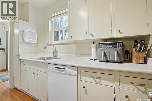 2221 Athol Street, Regina, SK - Indoor Photo Showing Kitchen