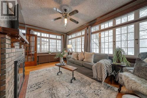 140 Vansittart Avenue, Woodstock (Woodstock - North), ON - Indoor Photo Showing Living Room