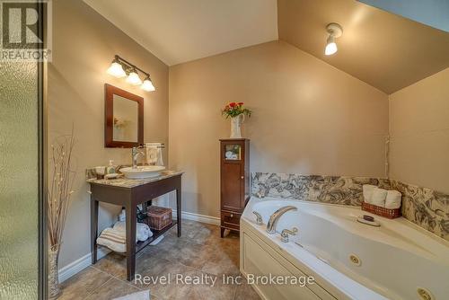 140 Vansittart Avenue, Woodstock (Woodstock - North), ON - Indoor Photo Showing Bathroom