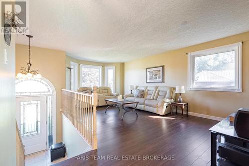 24 Parr Boulevard, Springwater, ON - Indoor Photo Showing Living Room