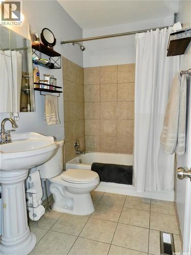 936 Vaughan Street, Moose Jaw, SK - Indoor Photo Showing Bathroom