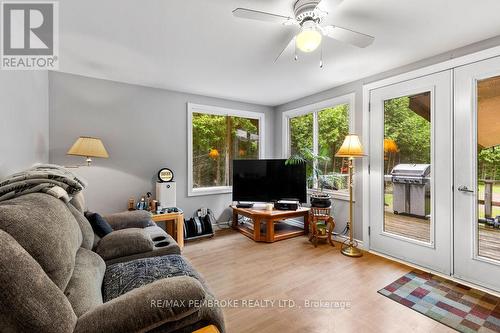 194 Klondike Road, Bonnechere Valley, ON - Indoor Photo Showing Living Room