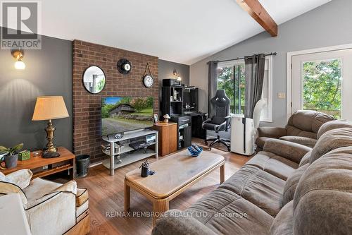 194 Klondike Road, Bonnechere Valley, ON - Indoor Photo Showing Living Room