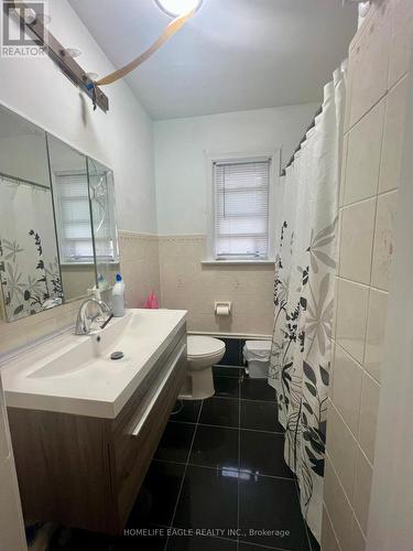1024 Ogden Avenue, Mississauga, ON - Indoor Photo Showing Bathroom