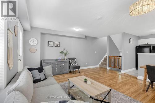 4 Nathan Court, Cambridge, ON - Indoor Photo Showing Living Room