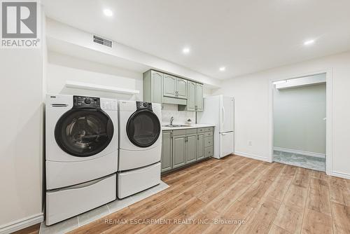 106 Highbury Drive, Hamilton, ON - Indoor Photo Showing Laundry Room