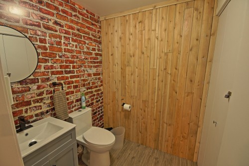 Commerce - 854  - 858 Rue St-Isidore, Saint-Lin/Laurentides, QC - Indoor Photo Showing Bathroom