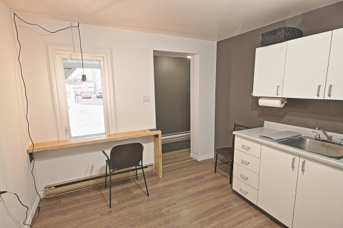 Commerce - 854  - 858 Rue St-Isidore, Saint-Lin/Laurentides, QC - Indoor Photo Showing Kitchen