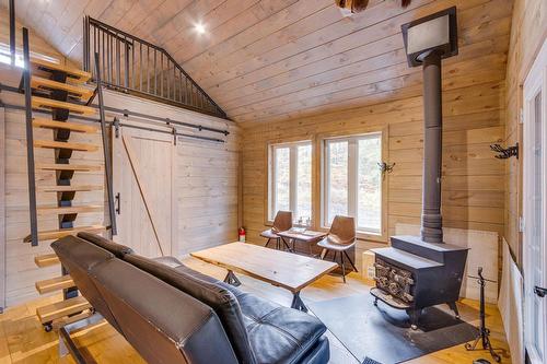 Salon - 451 Ch. Prud'Homme, Fassett, QC 