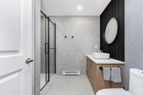 Bathroom - 6-4811 Av. Lacombe, Montréal (Côte-Des-Neiges/Notre-Dame-De-Grâce), QC - Indoor Photo Showing Bathroom