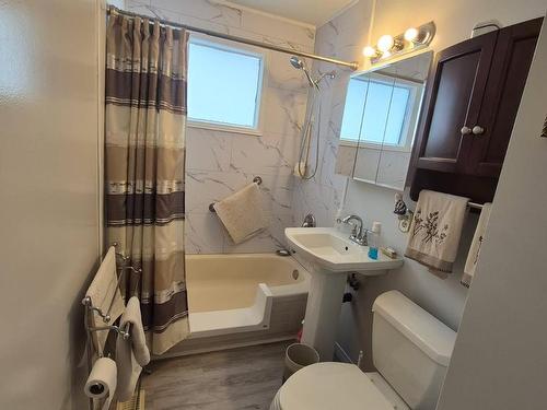 630 Hollylane, Thunder Bay, ON - Indoor Photo Showing Bathroom