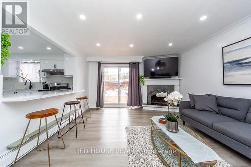 2 - 87 Irwin Road, Toronto, ON - Indoor Photo Showing Living Room