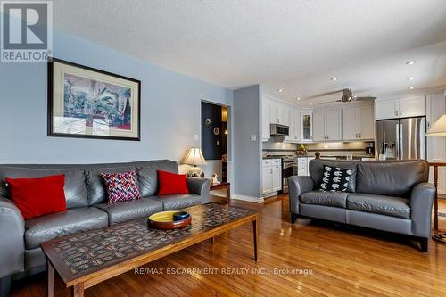 188 Napoli Court, Hamilton, ON - Indoor Photo Showing Living Room