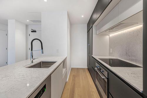 Kitchen - 204-585 Av. Glengarry, Mont-Royal, QC - Indoor Photo Showing Kitchen With Upgraded Kitchen