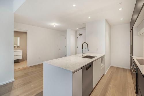 Cuisine - 204-585 Av. Glengarry, Mont-Royal, QC - Indoor Photo Showing Kitchen With Upgraded Kitchen