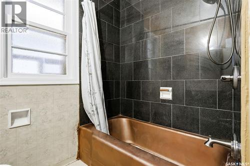 940 Elphinstone Street, Regina, SK - Indoor Photo Showing Bathroom