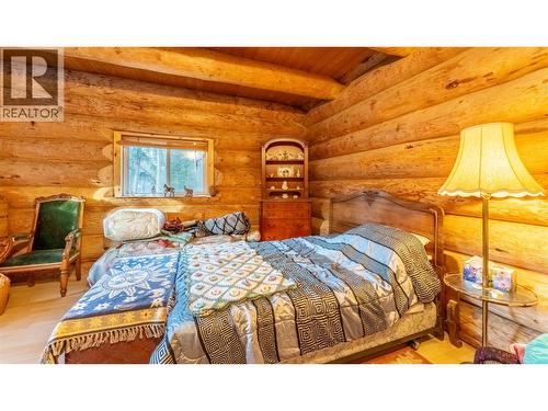 7349 Majestic Road, Kingsgate, BC - Indoor Photo Showing Bedroom