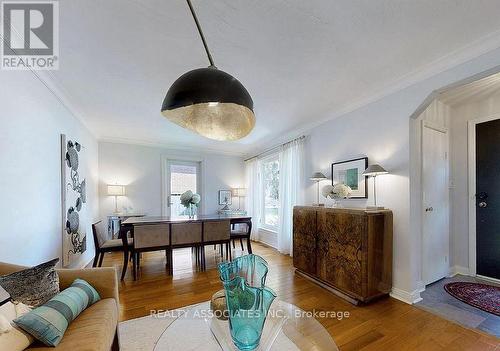 15 White Avenue, Toronto, ON - Indoor Photo Showing Living Room