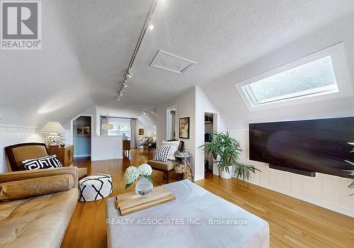 15 White Avenue, Toronto, ON - Indoor Photo Showing Living Room