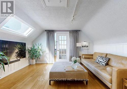 15 White Avenue, Toronto, ON - Indoor Photo Showing Living Room