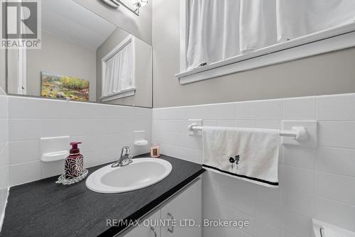 9 Sunset Drive, Belleville (Belleville Ward), ON - Indoor Photo Showing Bathroom
