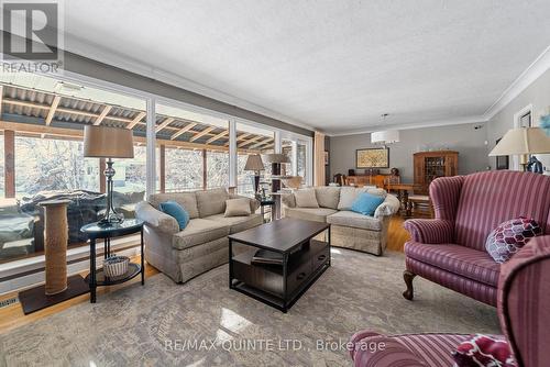 9 Sunset Drive, Belleville (Belleville Ward), ON - Indoor Photo Showing Living Room