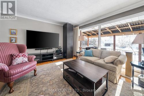 9 Sunset Drive, Belleville (Belleville Ward), ON - Indoor Photo Showing Living Room