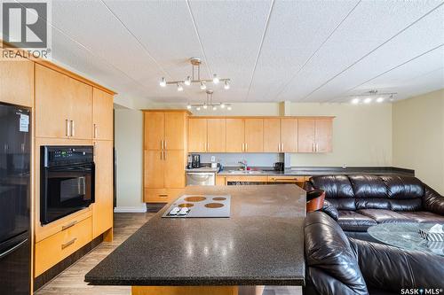 329 65 Westfield Drive, Regina, SK - Indoor Photo Showing Kitchen