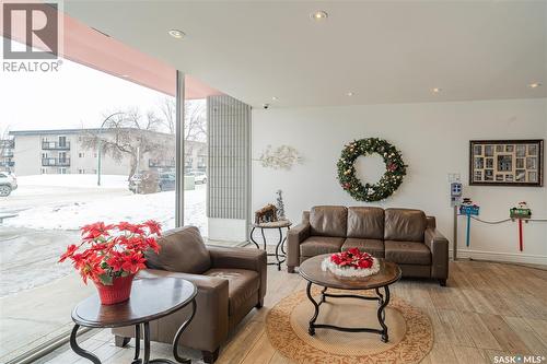 329 65 Westfield Drive, Regina, SK - Indoor Photo Showing Living Room