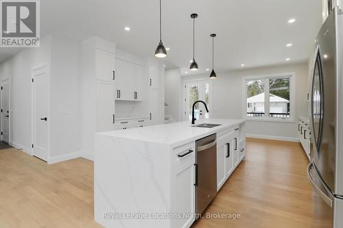 118 Valerie Crescent, Wasaga Beach, ON - Indoor Photo Showing Kitchen With Double Sink With Upgraded Kitchen