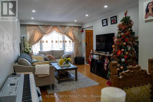 3 Lakeland Drive, Toronto, ON - Indoor Photo Showing Living Room