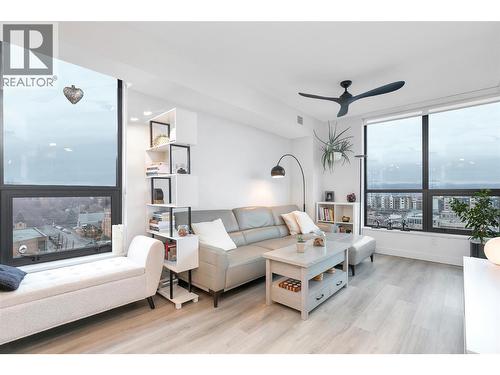 1488 Bertram Street Unit# 905, Kelowna, BC - Indoor Photo Showing Living Room