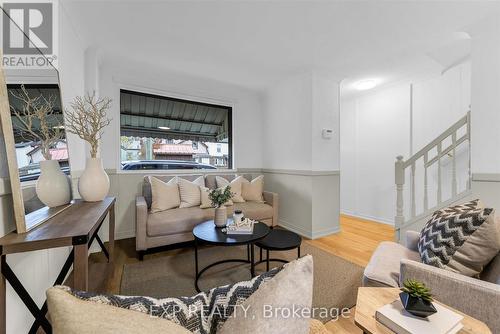 11 Ford Street, Hamilton, ON - Indoor Photo Showing Living Room