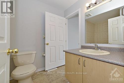 17 Glenhaven Private, Ottawa, ON - Indoor Photo Showing Bathroom