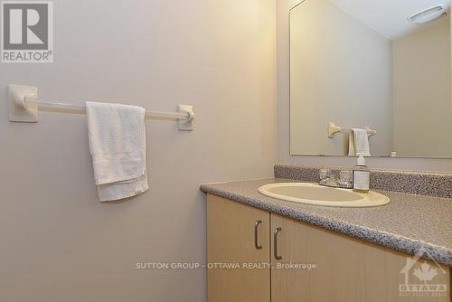 17 Glenhaven Private, Ottawa, ON - Indoor Photo Showing Bathroom