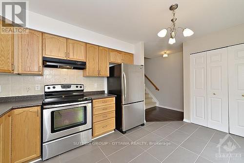 17 Glenhaven Private, Ottawa, ON - Indoor Photo Showing Kitchen