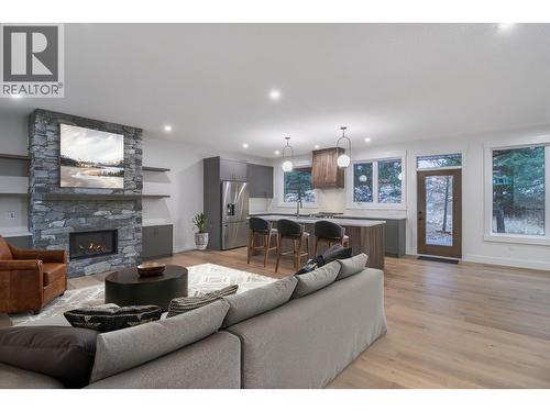 136 Shadow Mountain Boulevard, Cranbrook, BC - Indoor Photo Showing Living Room With Fireplace