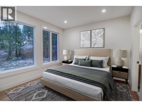 main floor primary bedroom - 136 Shadow Mountain Boulevard, Cranbrook, BC - Indoor Photo Showing Bedroom