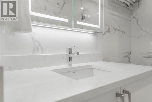 180 George Street Unit# Ph208, Ottawa, ON - Indoor Photo Showing Bathroom
