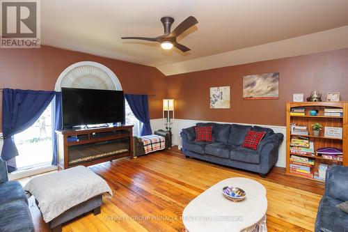 3462 Monck Road, Kawartha Lakes (Laxton/Digby/Longford), ON - Indoor Photo Showing Living Room