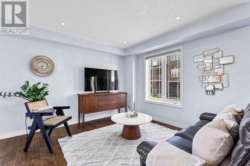 235 Bellagio Avenue, Hamilton, ON - Indoor Photo Showing Living Room